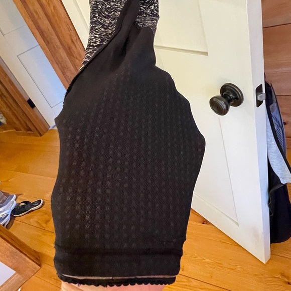 Lululemon black and white pattern align size 6, mesh down side of leg - Picture 13 of 13
